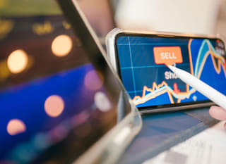 Erhvervsdrivende på tværs af markeder analyserer Bitcoin, Ethereum og forex-optioner